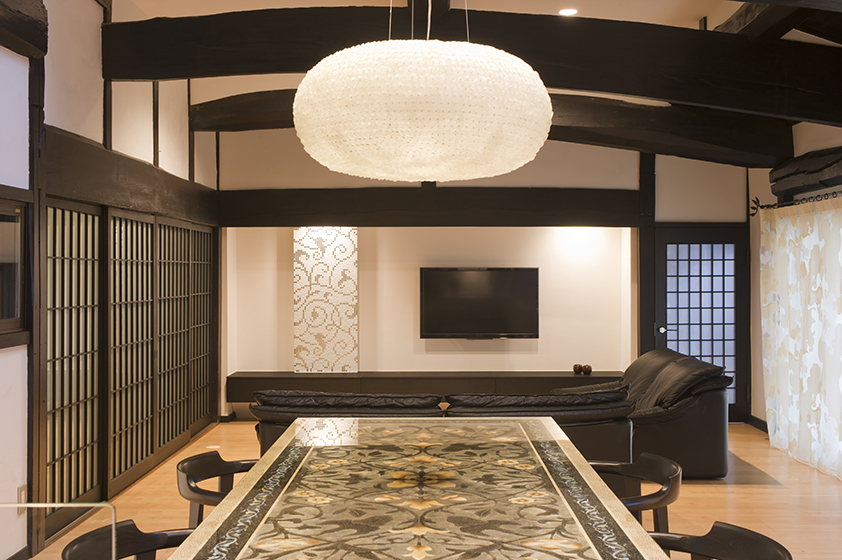 三百年の歴史を持つ<br />伝統の日本家屋を繋ぐ